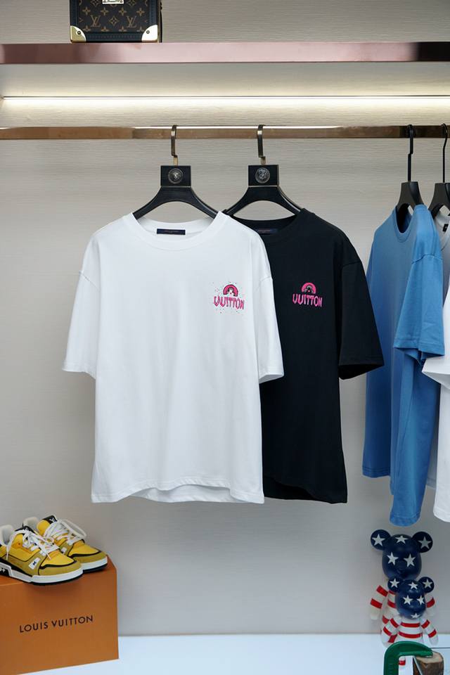 Lv 路易威登 2025春夏新品，优选特定原版开发双股精棉平纹面料，上身挺阔舒适度佳，外穿内搭随意搭配，男女同款夏日必备 尺码S-Xxl