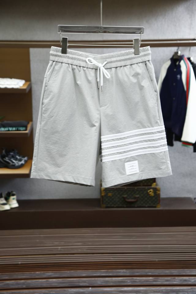 2025春夏系列新品 Tb-2025夏季短裤，考究的剪裁是品牌工坊精湛工艺的精髓所在，也是品牌传承的核心。这款短裤是二零二五春季男装系列新品，款式时尚，别具一格