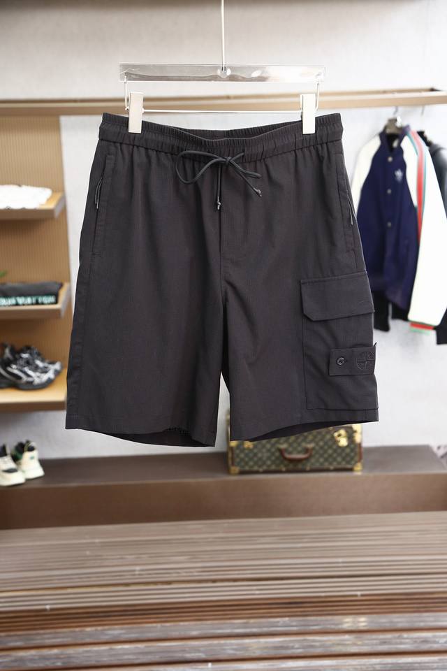 石头岛-2025春夏系列新品 蒙口-2025夏季短裤，考究的剪裁是品牌工坊精湛工艺的精髓所在，也是品牌传承的核心。这款短裤是二零二五春季男装系列新品，款式时尚，