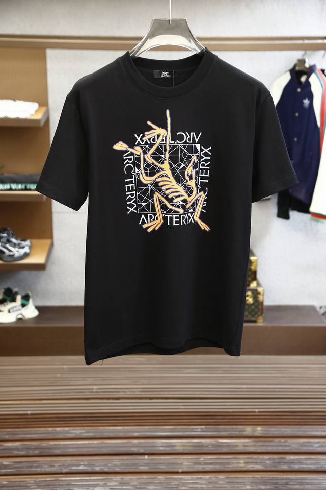 始祖鸟 2025春夏系列新品 爆款返单推荐 圆领短袖T恤。选用进口欧棉，以天然植物纤维提炼出来，手感柔软，穿着舒适，完全不易有刺激皮肤，这样的面料吸湿性、透气性