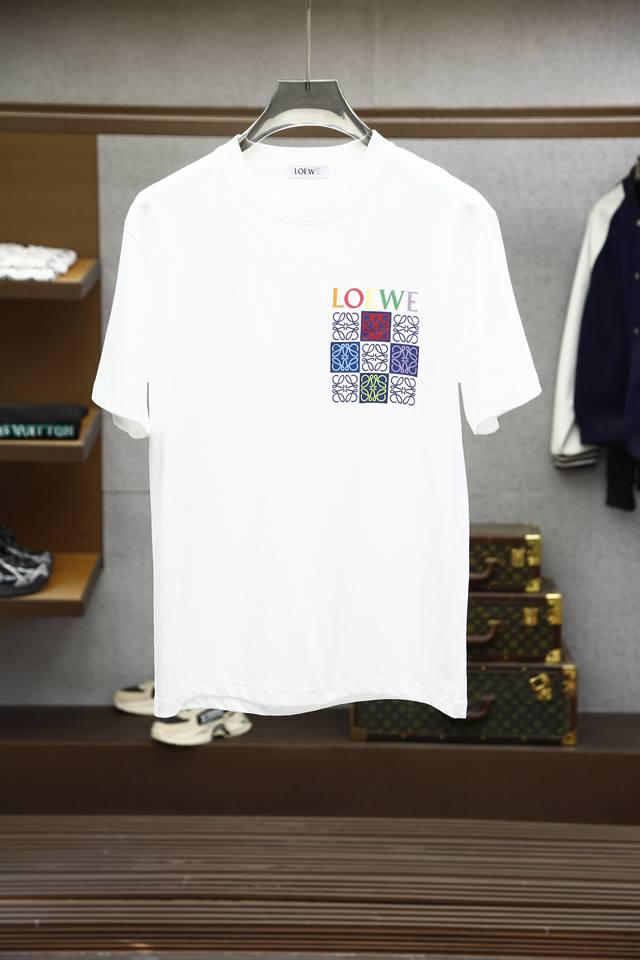 2025春夏系列新品 罗意威 新品时尚圆领短袖高级定制百搭款式！更有实用感 任何人都可以轻松驾驭 采用高档舒适丝光棉面料工艺 奢华经典品牌字母Logo设计，非常