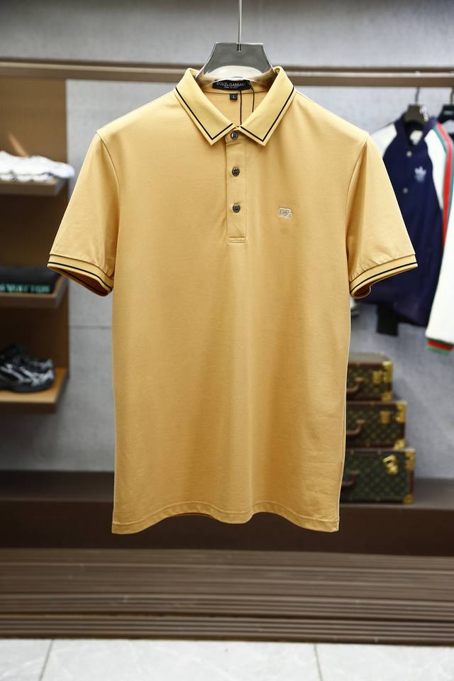 Dg-重磅推荐！2025早春。新品 专柜在售 时尚高端男装Polo-胸前Logo个性时尚 进口顶极高密度丝光珠地，极为亲肤舒适 摸上去非常的细腻，质感很好，舒软