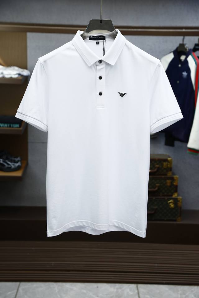 阿玛尼-重磅推荐！2025早春。新品 专柜在售 时尚高端男装Polo-胸前Logo个性时尚 进口顶极高密度丝光珠地，极为亲肤舒适 摸上去非常的细腻，质感很好，舒