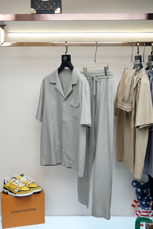 衣服 裤子 Lp麻料套装2025Ss春夏新品套装Polo短袖+卫裤进口棉麻面料，内里包边走线均匀细致，密而不乱彰显大厂做派。面料，柔软细腻，挺阔舒适。细腻好穿易