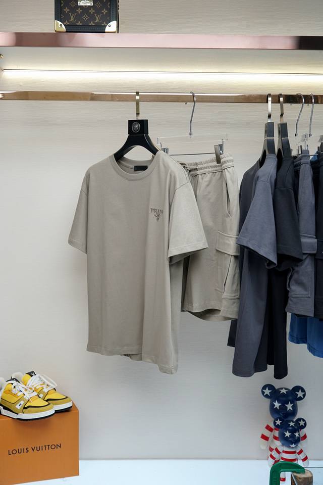 衣服 裤子 Prada 普拉达 套装2025夏季新品，男士胸前经典徽标刺绣珠地网眼商务休闲短袖Polo衫！香港洋行渠道货，重磅高端级臻品，完美沿袭了Gucci家