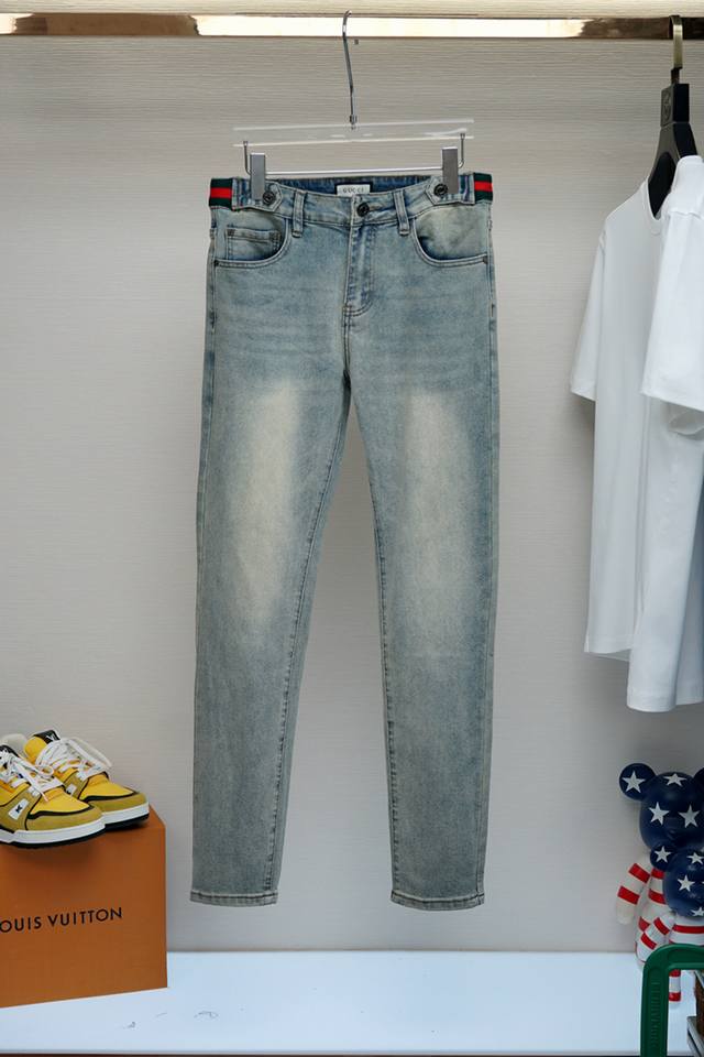 Gucci 古奇 2025春夏最新品，专柜同步有售，时尚休闲裤，进口原版面料，做工极为复杂，唯一可以做代购级别的渠道狠货，经典刺绣Logo，原版五金辅料装饰，档