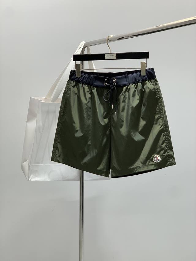 Moncler 蒙口，2025夏季最新品，专柜同步有售，原单狠货，时尚休闲短裤，采用进口原版面料，顶级刺绣工艺字母图案Logo，原版五金辅料装饰，简单而不失时尚