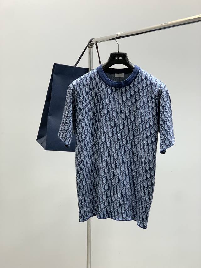 Dior 迪奥， 2025春夏新品，专柜同步有售，简约时尚休闲圆领针织短袖T恤，原版进口面料，舒适透气，顶级针织工艺字母图案Logo，档次极高，独特设计，上身时