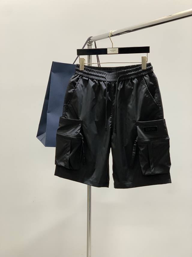 Dior 迪奥， 2025夏季新品，专柜同步有售，简约时尚休闲短裤，原版进口面料，舒适透气，顶级印花工艺字母图案装饰Logo，原版五金辅料装饰，档次极高，独特设