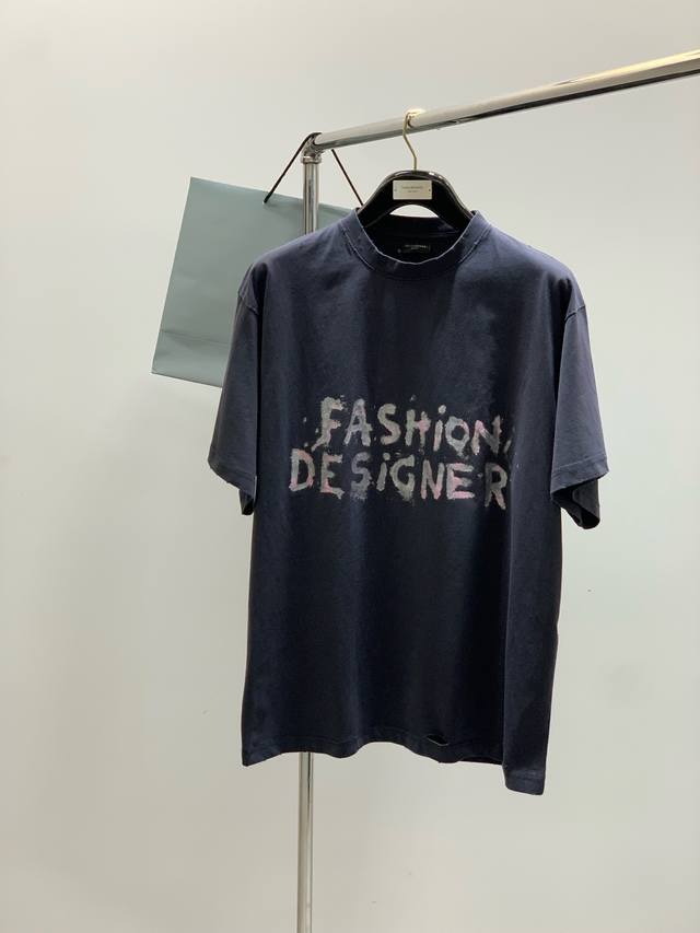 Balenciaga 巴黎世家，2025夏季最新款，专柜同步有售，原单狠货，爆款时尚休闲圆领短袖T恤，进口原版面料，独特设计，顶级印花工艺字母图案装饰Logo，
