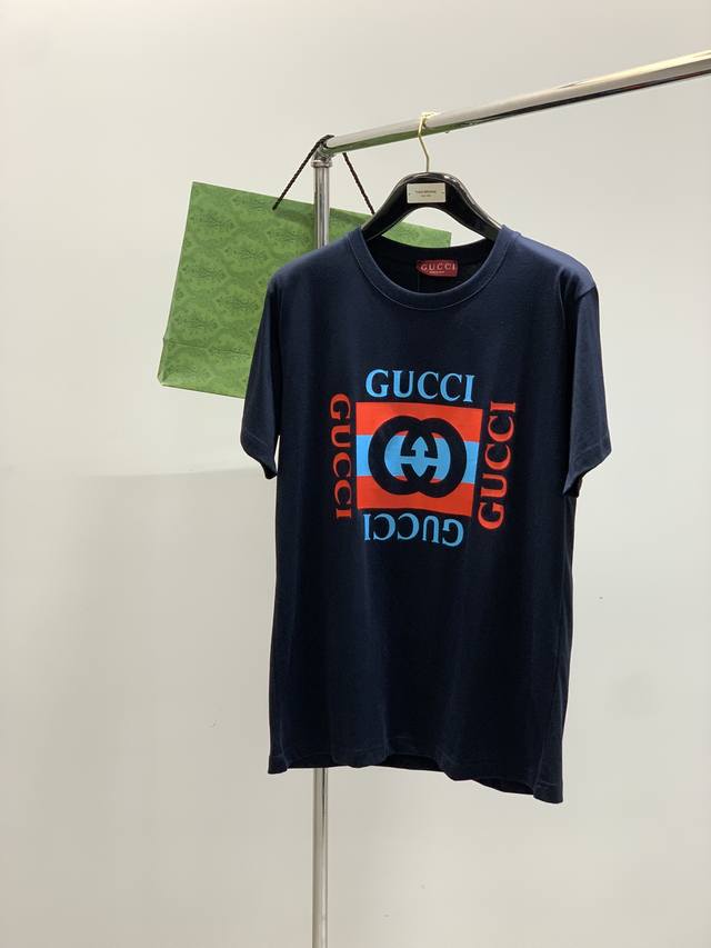 Gucci 古驰，2025夏季最新款，专柜同步有售，原单狠货，时尚休闲圆领短袖T恤，上身很有特点！吸睛而有亮点，进口原版面料，顶级印花工艺字母图案装饰Logo，