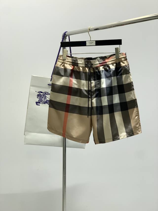 Burberry 巴宝莉，2025夏季最新品，专柜同步有售，原单狠货，时尚休闲短裤，进口原版面料，上身舒适透气，顶级印花工艺字母图案Logo，原版五金辅料装饰，