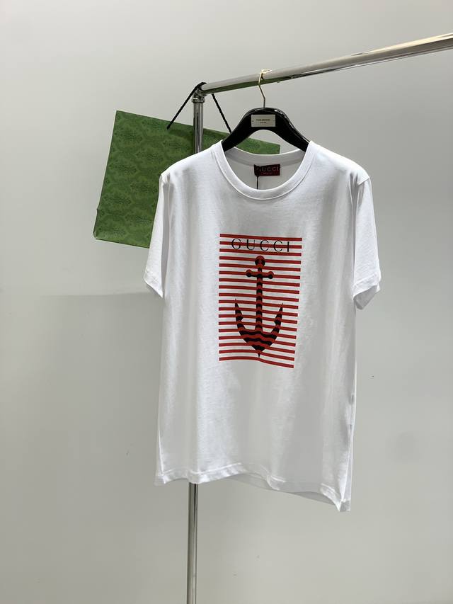 Gucci 古驰，2025夏季最新款，专柜同步有售，原单狠货，时尚休闲圆领短袖T恤，上身很有特点！吸睛而有亮点，进口原版面料，顶级印花工艺字母图案装饰Logo，