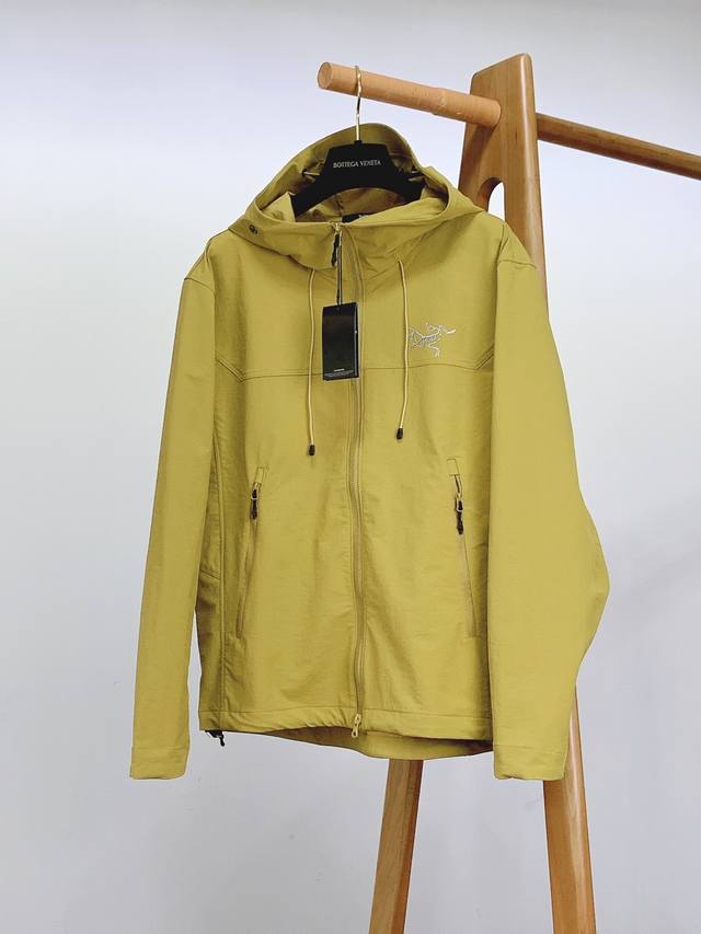 Arcteryx 始祖鸟 最新薄款户外拉链软壳夹克弹力外套，功能性外壳面料90锦纶10氨纶！ 轻薄，耐磨，透气，四面弹都是基础属性！具备出色的轻量化，抗撕裂以及