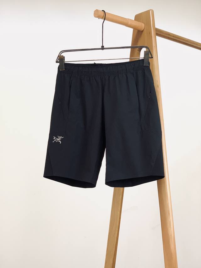 Arcteryx 始祖鸟 Gamma Mx Pant 男子休闲短裤！！！ 这个系列中最Ok的软壳短裤，具有通用性能和防护性。 这款裤子版型太版正辣，好显瘦，又舒