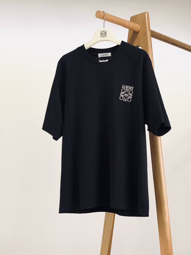Loewe 罗意威 2025Ss春夏新品 休闲刺绣T恤。采用经典圆领设计，贴合颈部线条，简洁大方，穿脱方便，展现利落气质。落肩袖与宽松版型巧妙搭配，营造出随性慵