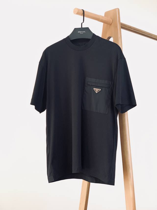 Prada 普拉达 2025Ss春夏新品 时尚界的宠儿！尽显奢华品质。甄选优质面料打造，奢华与时尚的完美结合，以其精湛的工艺和独特的设计理念闻名于世，这款T恤更