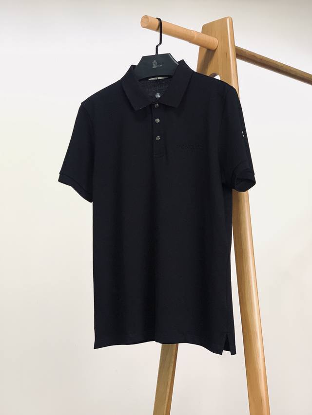 Moncler 蒙口 2025Ss春夏新品 浮雕标识Polo衫。简约大方，不挑身形，适配多种场合，无论是休闲漫步还是商务休闲场景，都能轻松驾驭。 采用优质丝光珠