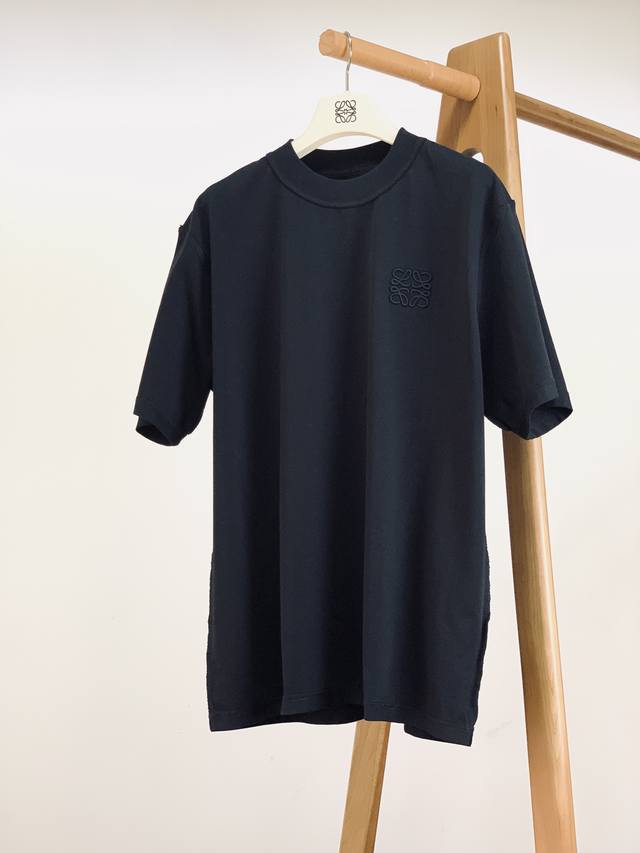 Loewe 罗意威 2025Ss春夏新品 刺绣标识T恤。纯黑色调，纯粹而百搭，领口与袖口剪裁利落。衣服左胸处，是标志性的品牌标识刺绣。精致的绣工，线条流畅细腻，