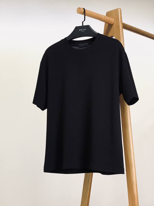 Prada 普拉达 2025Ss春夏新品 采用经典圆领，简洁大方，贴合颈部线条，舒适且不挑人，轻松适配各种穿搭风格。宽松版型，穿着自在随性，修饰身形的同时，营造