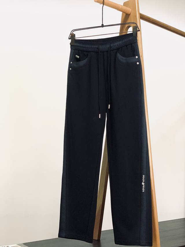 Prada 普拉达 2025Ss春夏新品 复古刺绣抽绳休闲裤，独特设计 订纱开始订染和订纺。 国内某大厂出口日本 和供应几大顶级品牌的面料。 手感软糯 , 挺阔