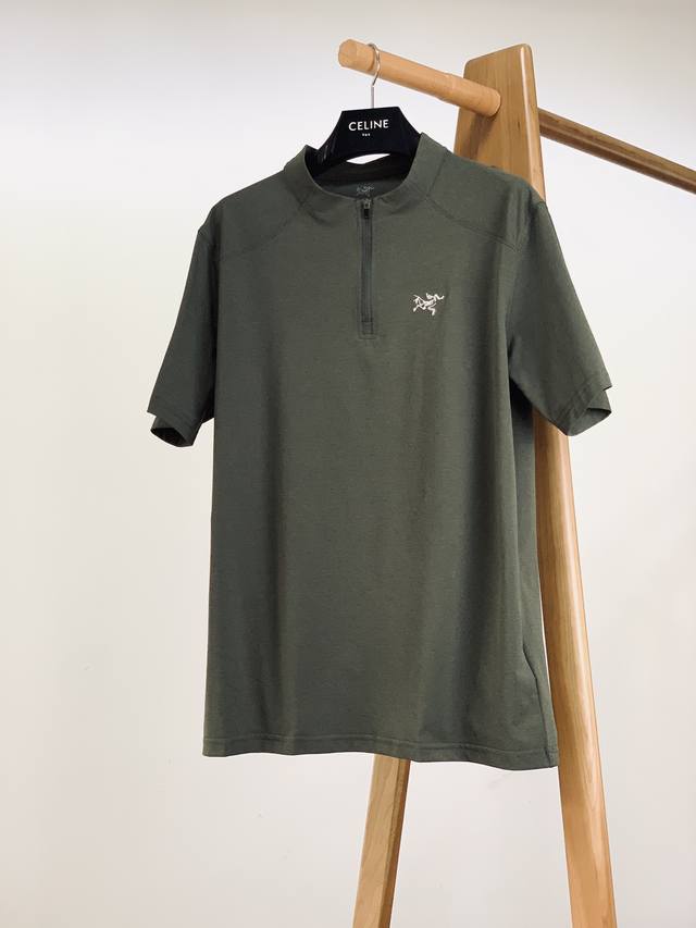 Arcteryx 始祖鸟 男士速干无痕短袖T恤 面料采用81%锦纶和19%氨纶，手感柔软细腻亲肤，夏天穿上冰爽的感觉，胸前密针刺绣标识设计不显单调，高级感满满！
