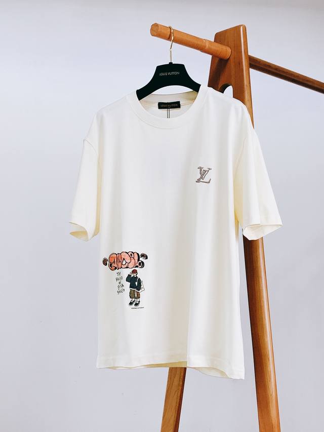 Louisvuitton 路易威登 2025Ss春夏新品 趣味印花T恤。宽松版型，穿着舒适自在，不挑身形，选用高品质纯棉面料，质地柔软亲肤，透气性佳。左胸处精致