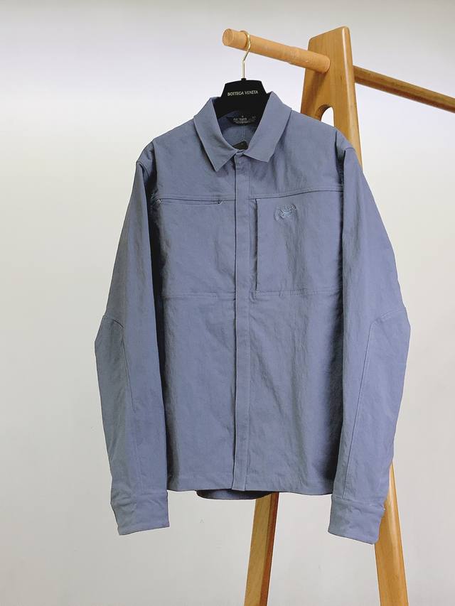 Arcteryx 始祖鸟 2025Ss早春新品 Cronin Cotton Overshirt 弹力防风防雨纯色小Logo翻领衬衫夹克外套 → 雨季通勤：塞进公
