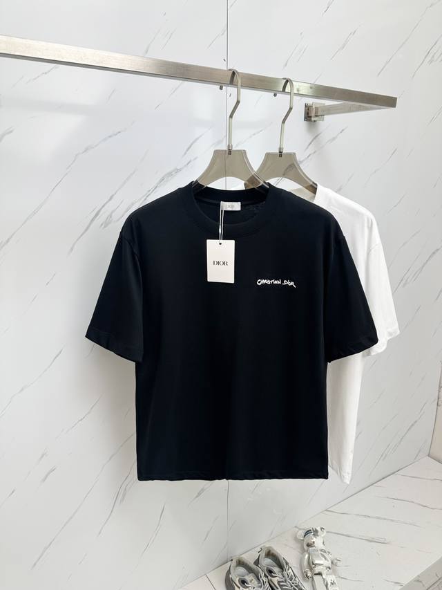 Dior 2025Ss夏季最新品，专柜同步有售，原单狠货，时尚休闲圆领短袖T恤，上身舒适！吸睛而有亮点，采用进口原版面料，顶级工艺字母图案Logo，简单而不失时