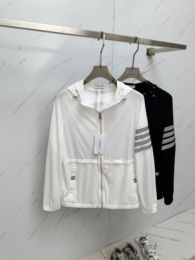 Tb 家经典款专柜休闲时尚薄防嗮服夹克外套连帽防晒，选用质感丝滑的优质高科技防晒面料，质感柔软，透气性佳，充分展现时尚风范。款式大气简洁，穿着轻便舒适，极具都市
