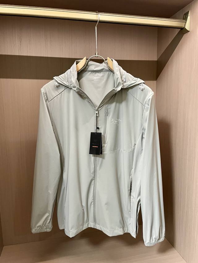 始祖鸟 25Ss新款防晒服 经典款轻薄外套，高端定制风衣，时尚休闲防晒，穿着性极高，百搭款！定制定纺的防晒面料具有良好的弹性和透气性，手感软糯舒适，款式简约而时
