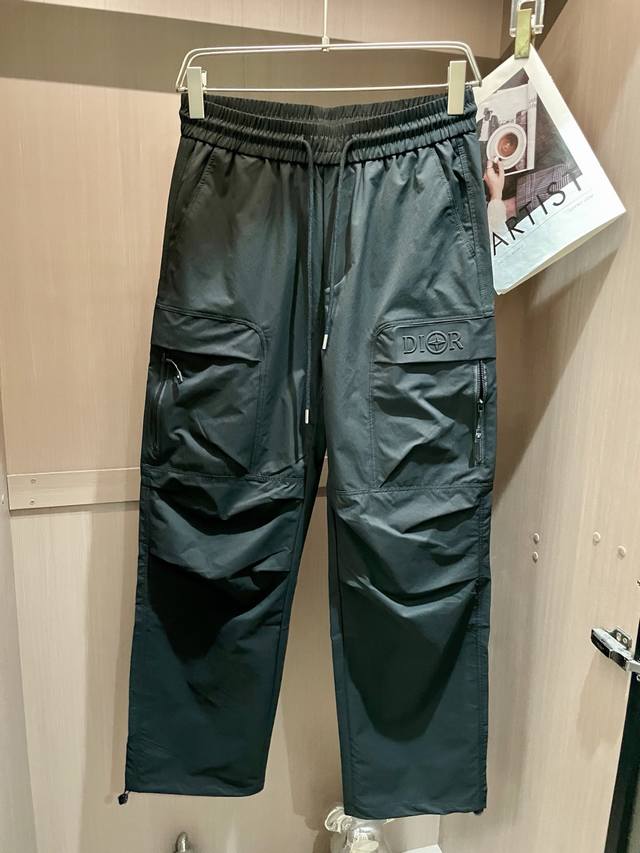 Dior 2025春夏最新系列男士休闲裤！ 采用客供弹力柔棉材质，柔软细腻，手感绝佳！品牌格调一览无余！极简主义设计，没有多余浮夸的元素来宣兵夺主，细节做工精细