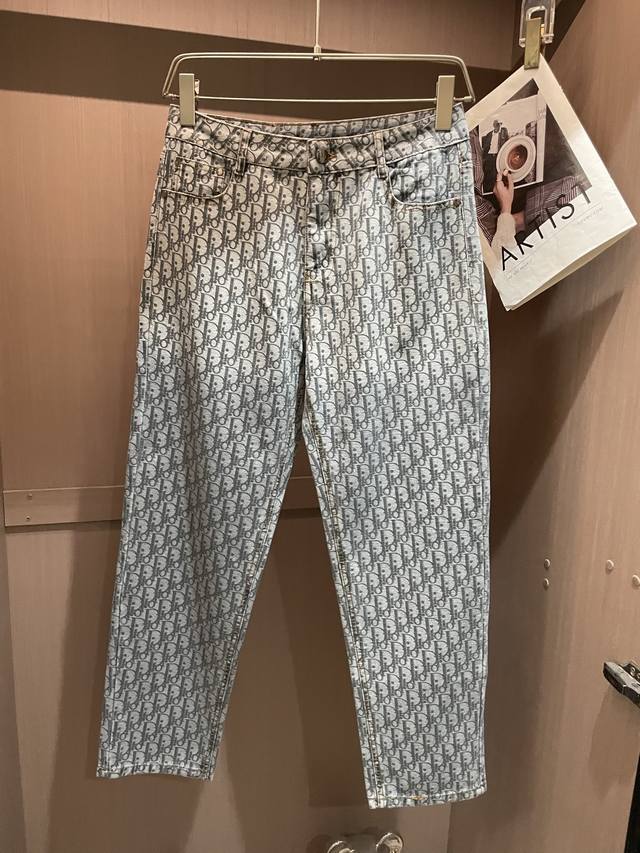 Dior 专柜最新同款牛仔裤 面料版型做工绝绝子 好穿不挑身材在搭配上没有太多的限制 随意简洁的衬托其他单品，来展现自己的风格姿态～ 可以百搭任何风格的单品，搭