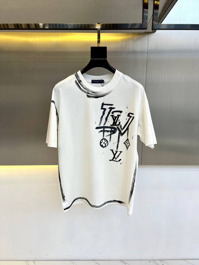 Lv、2025早春手绘印花标识徽章圆领短袖T恤。客供精纺针织棉面料,手感质感顺滑细腻,轻薄透爽,内外兼具的裁剪工艺,时刻保持足够完美的造型.别具一格的手绘Log