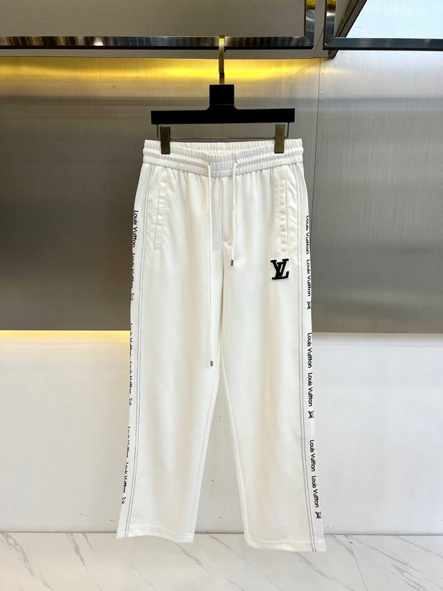 Lv、25新款休闲直筒裤.极具代表性的马吉拉织带新品休闲裤装，经典复古理念重塑了街头运动风格裤线.上身效果Nice.优选莫斯科百分百高密度罗纹棉面料.手感厚实柔