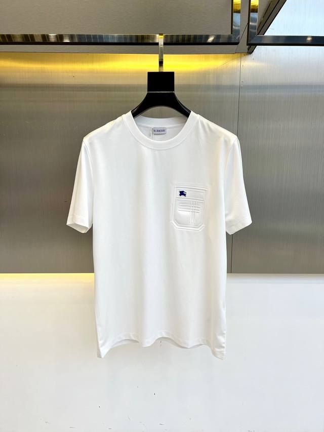 巴宝莉、海岛棉短袖圆领T恤。经典标识，衣服触感柔软亲肤，视觉上很精致、有质感、高贵，非常简单也很显品质。早春可作为内搭，夏季可单独穿着，可以搭配出多种形式。色彩