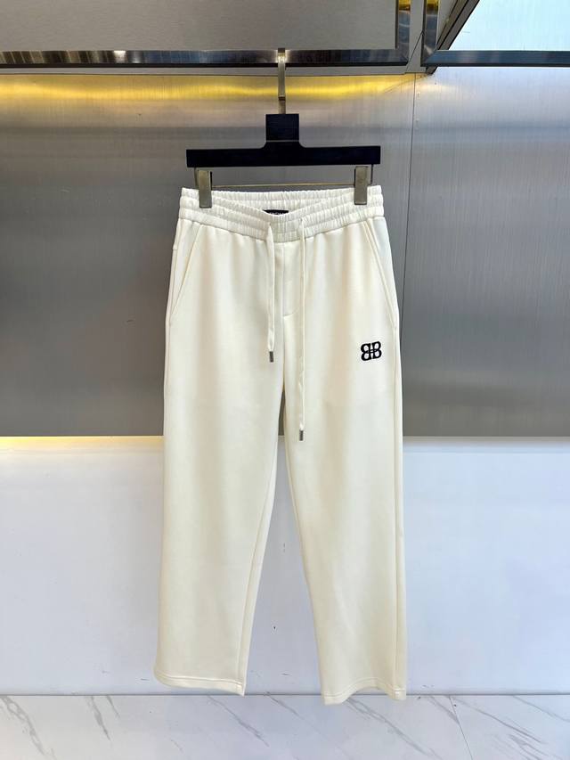 巴黎世家、25S春夏新品男士抽绳休闲刺绣运动卫裤，全新发布新款定制，细节一丝不苟，打造出了常青树的百看不腻以及舒适百搭。休闲运动裤作为随时随地男人都能穿搭的时尚