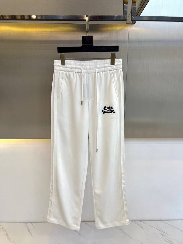 Lv、25S春夏新品男士抽绳休闲刺绣运动卫裤，全新发布新款定制，细节一丝不苟，打造出了常青树的百看不腻以及舒适百搭。休闲运动裤作为随时随地男人都能穿搭的时尚单品
