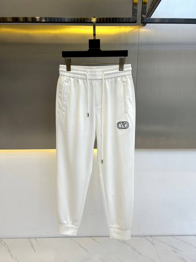 华伦天奴、25S春夏新品男士抽绳休闲刺绣运动卫裤，全新发布新款定制，细节一丝不苟，打造出了常青树的百看不腻以及舒适百搭。休闲运动裤作为随时随地男人都能穿搭的时尚
