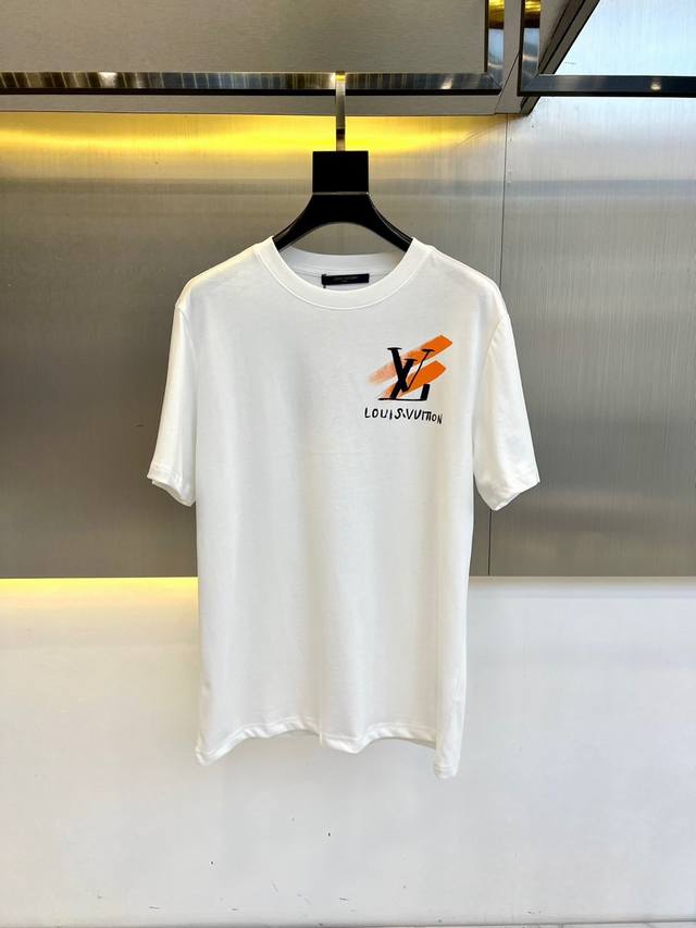 Lv、2025夏男士新款经典Logo圆领短袖T恤。进口高克重纯棉面料，面料手感丝滑柔软，透气亲肤性极佳，着身无比的舒适，整体质感相当之高！衣身胸前标志性徽标Lo