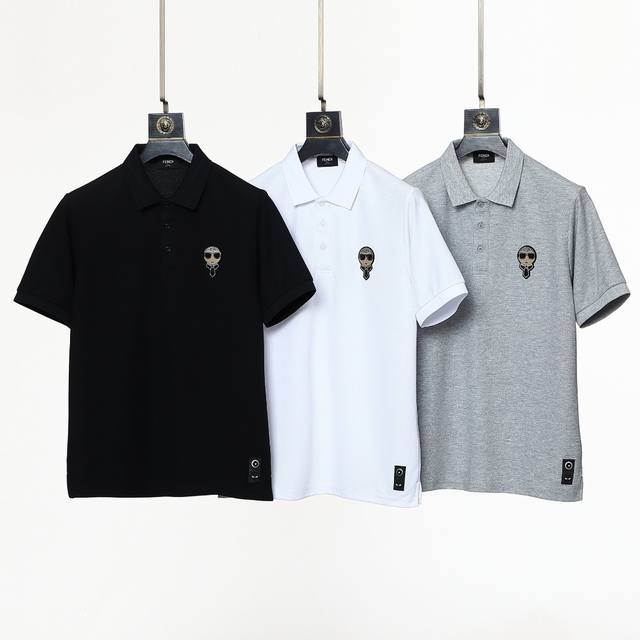 Fendi 芬迪 春夏最新，官网春夏新款男士短袖翻领Polo衫，高端定制进口丝光珠地棉面料 穿着舒适、丝滑透气 、 胸前品牌经典刺绣图案、 纽扣带Logo设计、