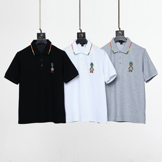 Lv 春夏最新，官网春夏新款男士短袖翻领Polo衫，高端定制进口丝光珠地棉面料 穿着舒适、丝滑透气 、 胸前品牌经典刺绣图案、 纽扣带Logo设计、百搭商务休闲