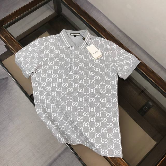 Gucci 古驰 2025最新款男士短袖Polo衫，品牌最新设计元素！既不单调也不复杂,恰到好处的展现品味！客供顶级定制珠地棉面料！舒适吸汗透气根本不在话下,面