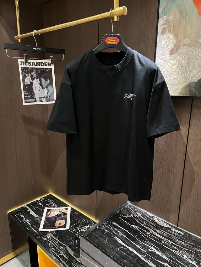 始足鸟 2630Ss新款短袖T恤，定制进口原版丝光面料！经典Logo设计，简单大方得体 时尚不失个性 上身休闲随性 内搭单穿皆可 彰显大牌气质。尺码：M～3Xl