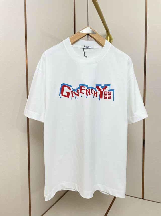 纪梵希新款个性卡通字母T恤 硅胶立体字母搭配不规则的书写方式 个性十足 双层螺纹领口 肩部通肩压条 280G纯棉面料 黑白双色 男女同款码数S-Xxl