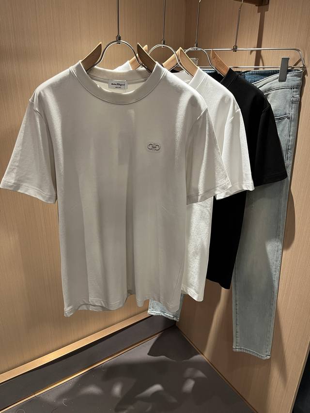 Ferraga*Mo菲拉*慕 2025春夏新款短袖T恤，采用进口专属纯棉面料！！简单菲拉*慕Logo标识刺绣设计！代表品牌形象 简洁舒适的款式，线条感粗细均匀饱