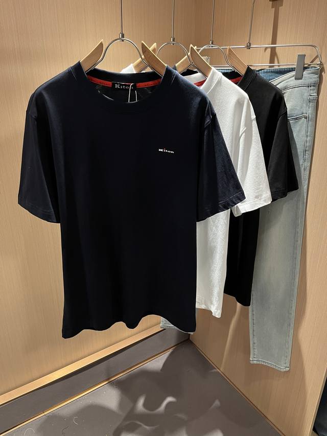 Kiton 2025春夏新款男士短袖T恤，采用进口专属纯棉面料！！简单Logo标识印花设计！代表品牌形象 简洁舒适的款式，线条感粗细均匀饱满，精致细腻，上身高端