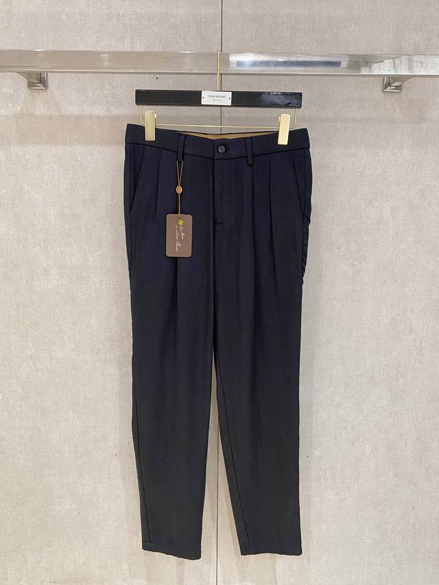 顶级品质 专柜官网同步发售！辅料全部原版定制出品，贸易公司真品订单。高级定制进口面料，以天然植物纖維提炼出来，比一般棉织物轻薄 手感柔软，穿着舒适 完全不易有刺