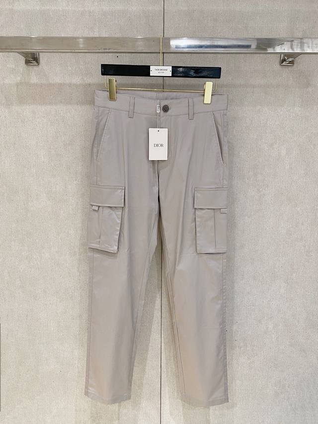 顶级品质 专柜官网同步发售！辅料全部原版定制出品，贸易公司真品订单。高级定制进口面料，以天然植物纖維提炼出来，比一般棉织物轻薄 手感柔软，穿着舒适 完全不易有刺