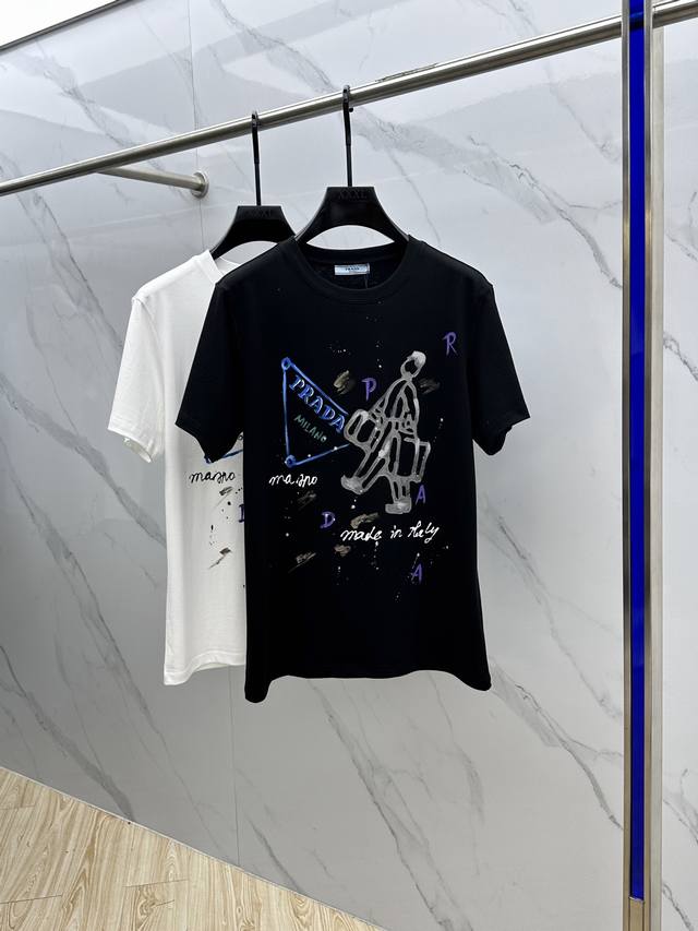 Prad*普拉达 2025Fw春夏新品圆领打底外穿T恤，立体感Logo微廓形半袖纯棉打底T恤，棉，手感面糯有骨感，柔而有韧性。龟背工艺处理，格子拼接袖子，韧性和